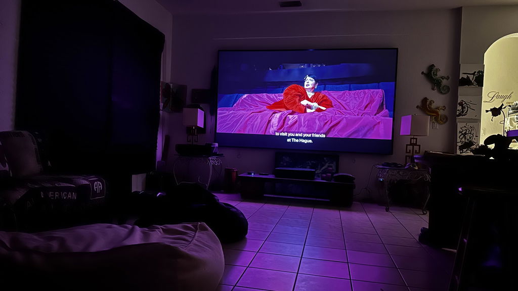 Posé au mur